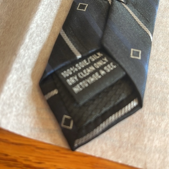 Joseph & Feiss 4” black & blue silk tie with tie  keeper - Picture 3 of 4